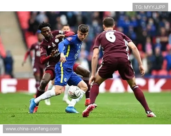 莱斯特城与切尔西激战正酣比分胶着双方争夺胜利的精彩瞬间